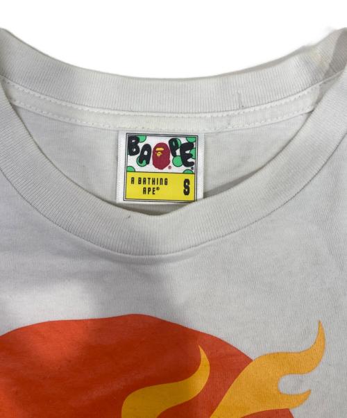 A BATHING APE（アベイシングエイプ）A BATHING APE (アベイシングエイプ) Flame Ape Head Tee ホワイト サイズ:Sの古着・服飾アイテム