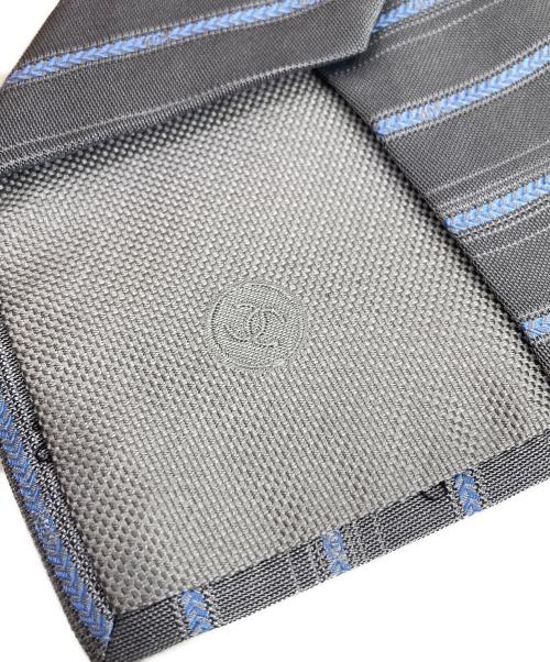 CHANEL（シャネル）CHANEL (シャネル) ロゴ刺繍ストライプネクタイ グレー サイズ:-の古着・服飾アイテム