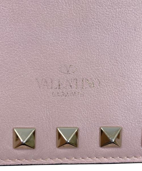 VALENTINO（ヴァレンティノ）VALENTINO (ヴァレンティノ) スタッズ2つ折り財布 ピンク サイズ:-の古着・服飾アイテム
