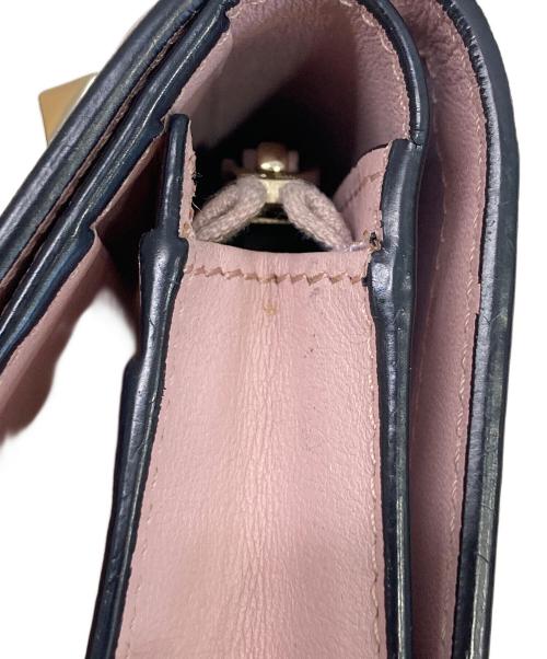 VALENTINO（ヴァレンティノ）VALENTINO (ヴァレンティノ) スタッズ2つ折り財布 ピンク サイズ:-の古着・服飾アイテム