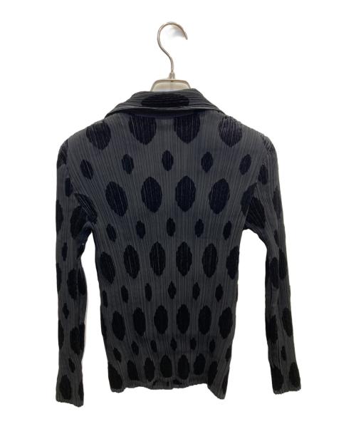 ISSEY MIYAKE FETE（イッセイミヤケフェット）ISSEY MIYAKE FETE (イッセイミヤケフェット) ドット柄プリーツジャケット ブラック サイズ:02の古着・服飾アイテム