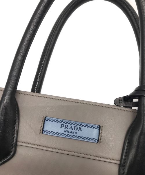 PRADA（プラダ）PRADA (プラダ) 2WAYレザートートバッグ グレーの古着・服飾アイテム