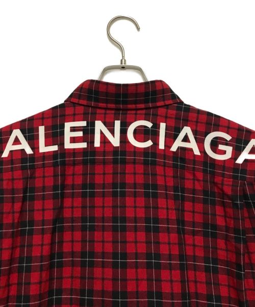 BALENCIAGA（バレンシアガ）BALENCIAGA (バレンシアガ) バックプリントチェックシャツ レッド サイズ:39の古着・服飾アイテム