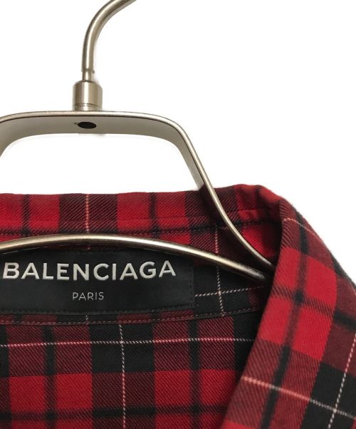 BALENCIAGA（バレンシアガ）BALENCIAGA (バレンシアガ) バックプリントチェックシャツ レッド サイズ:39の古着・服飾アイテム