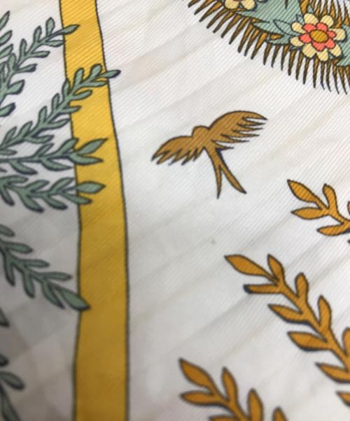 HERMES（エルメス）HERMES (エルメス) CARRE PLISSE 90 CMS TWILL ベージュの古着・服飾アイテム