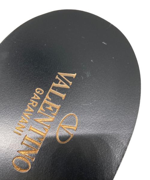 VALENTINO GARAVANI（ヴァレンティノ・ガラヴァーニ）VALENTINO GARAVANI (ヴァレンティノ・ガラヴァーニ) Vロゴスライドクリアサンダル ブラック サイズ:37の古着・服飾アイテム