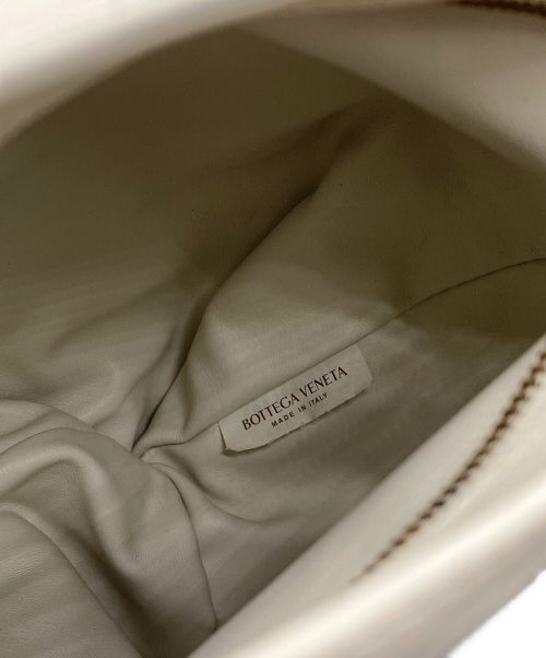 BOTTEGA VENETA（ボッテガベネタ）BOTTEGA VENETA (ボッテガベネタ) ツイスト スムース カーフ クラッチバッグ ホワイトの古着・服飾アイテム