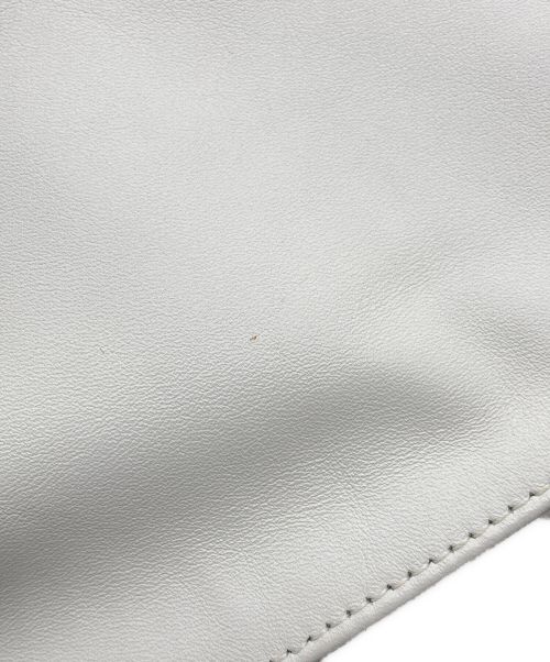 BOTTEGA VENETA（ボッテガベネタ）BOTTEGA VENETA (ボッテガベネタ) ツイスト スムース カーフ クラッチバッグ ホワイトの古着・服飾アイテム