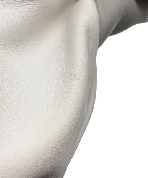 BOTTEGA VENETA（ボッテガベネタ）BOTTEGA VENETA (ボッテガベネタ) ツイスト スムース カーフ クラッチバッグ ホワイトの古着・服飾アイテム