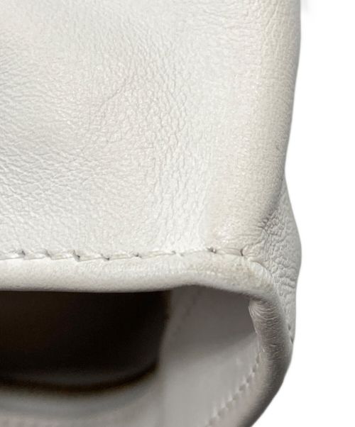 BOTTEGA VENETA（ボッテガベネタ）BOTTEGA VENETA (ボッテガベネタ) ツイスト スムース カーフ クラッチバッグ ホワイトの古着・服飾アイテム