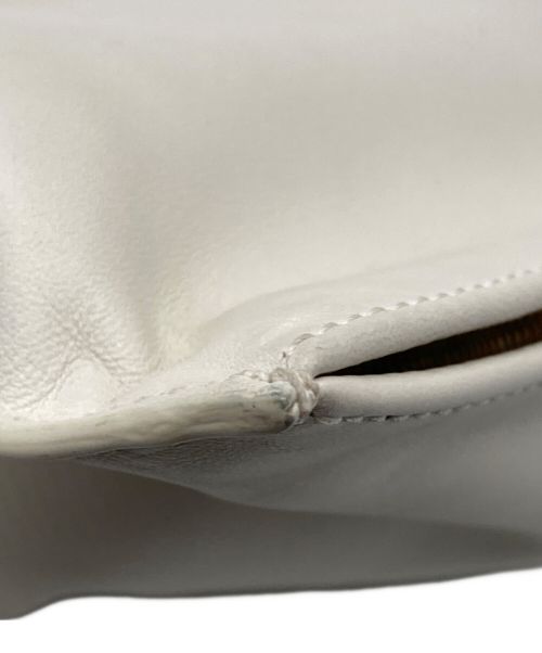 BOTTEGA VENETA（ボッテガベネタ）BOTTEGA VENETA (ボッテガベネタ) ツイスト スムース カーフ クラッチバッグ ホワイトの古着・服飾アイテム