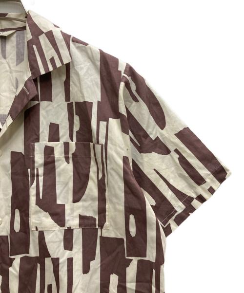 PHEENY（フィーニー）PHEENY (フィーニー) Print typewriter pajamas shirt ベージュ×ブラウン サイズ:FREEの古着・服飾アイテム