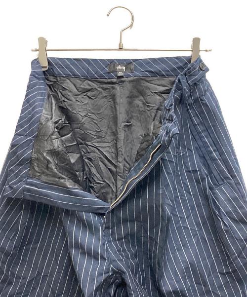 stussy（ステューシー）stussy (ステューシー) リンクルストライプボリュームプリーツショートパンツ ネイビー サイズ:76cm (W30)の古着・服飾アイテム