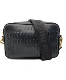 MIU MIU（ミュウミュウ）の古着「エンボスロゴレザーバッグ」｜ブラック