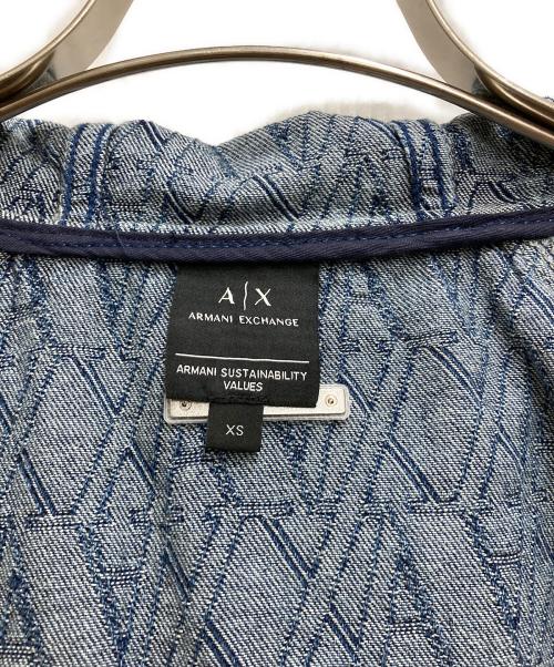 ARMANI EXCHANGE（アルマーニ エクスチェンジ）ARMANI EXCHANGE (アルマーニ エクスチェンジ) オールオーバーロゴ フーデッドデニムブルゾン インディゴ サイズ:XSの古着・服飾アイテム