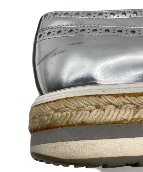 PRADA（プラダ）PRADA (プラダ) エスパドリーユウイングチップシューズ シルバー サイズ:7の古着・服飾アイテム