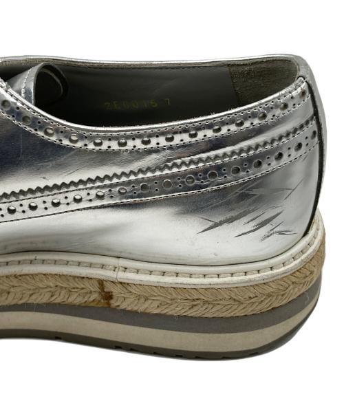 PRADA（プラダ）PRADA (プラダ) エスパドリーユウイングチップシューズ シルバー サイズ:7の古着・服飾アイテム