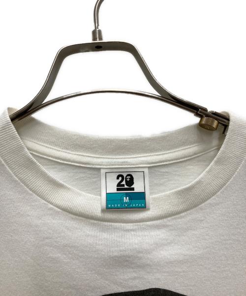 A BATHING APE（ア ベイシング エイプ）A BATHING APE (ア ベイシング エイプ) NW 20 Exhibition Tシャツ ホワイト サイズ:Mの古着・服飾アイテム