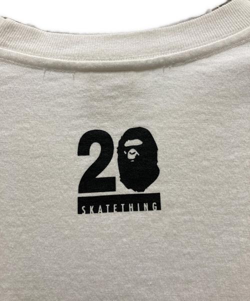 A BATHING APE（ア ベイシング エイプ）A BATHING APE (ア ベイシング エイプ) NW 20 Exhibition Tシャツ ホワイト サイズ:Mの古着・服飾アイテム