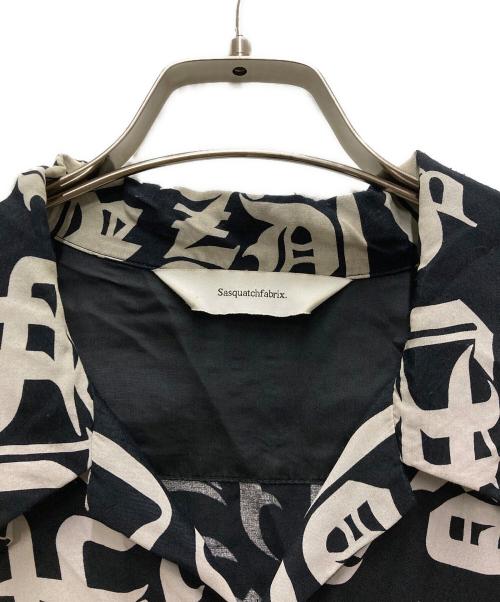 SASQUATCHfabrix.（サスクワッチファブリックス）SASQUATCHfabrix. (サスクワッチファブリックス) 丸岡和吾 (マルオカカズミチ) 総柄レーヨンシャツ ブラック サイズ:Mの古着・服飾アイテム