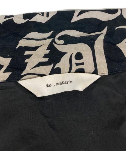 SASQUATCHfabrix.（サスクワッチファブリックス）SASQUATCHfabrix. (サスクワッチファブリックス) 丸岡和吾 (マルオカカズミチ) 総柄レーヨンシャツ ブラック サイズ:Mの古着・服飾アイテム