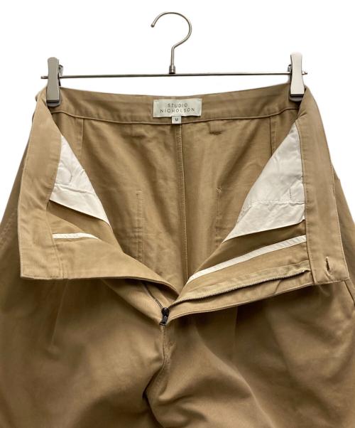 STUDIO NICHOLSON（スタジオ ニコルソン）STUDIO NICHOLSON (スタジオ ニコルソン) タックパンツ ベージュ サイズ:Ⅿの古着・服飾アイテム
