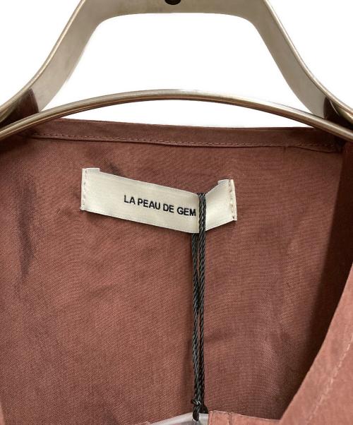 la peau de gem（ラポドゥジェム）la peau de gem (ラポドゥジェム) cupra scarf shirt ブラウン サイズ:FREE 未使用品の古着・服飾アイテム