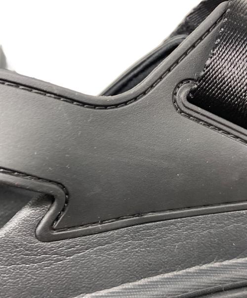 UGG（アグ）UGG (アグ) GoldenGlow Sandal ブラック サイズ:US 7の古着・服飾アイテム