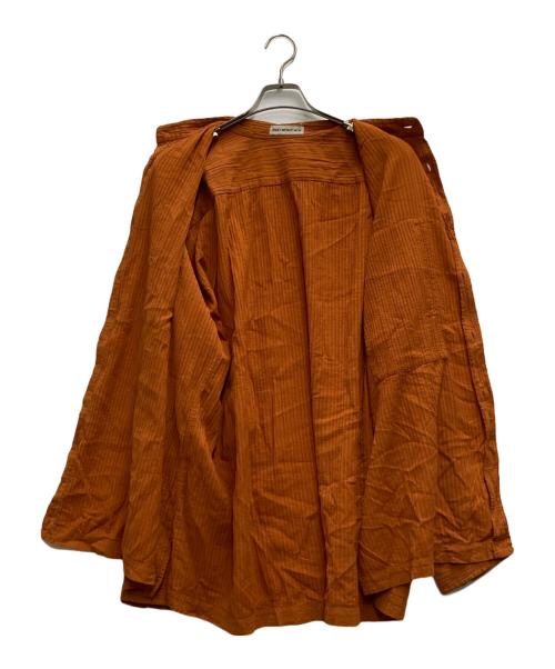 ISSEY MIYAKE MEN（イッセイミヤケメン）ISSEY MIYAKE MEN (イッセイミヤケメン) バンドカラープリーツシャツ オレンジ サイズ:3の古着・服飾アイテム