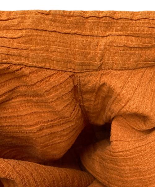 ISSEY MIYAKE MEN（イッセイミヤケメン）ISSEY MIYAKE MEN (イッセイミヤケメン) バンドカラープリーツシャツ オレンジ サイズ:3の古着・服飾アイテム