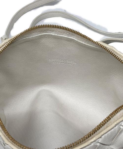 BOTTEGA VENETA（ボッテガベネタ）BOTTEGA VENETA (ボッテガベネタ) イントレチャートショルダーバッグ ホワイトの古着・服飾アイテム