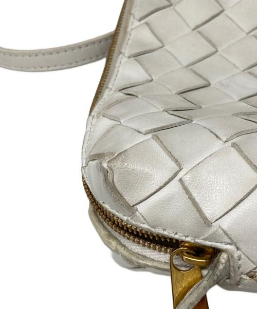 BOTTEGA VENETA（ボッテガベネタ）BOTTEGA VENETA (ボッテガベネタ) イントレチャートショルダーバッグ ホワイトの古着・服飾アイテム