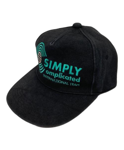 SIMPLY COMPLICATED（シンプリーコンプリケイティド）SIMPLY COMPLICATED (シンプリーコンプリケイティド) ロゴキャップ ブラックの古着・服飾アイテム