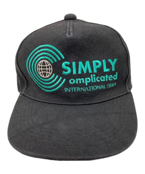 SIMPLY COMPLICATED（シンプリーコンプリケイティド）SIMPLY COMPLICATED (シンプリーコンプリケイティド) ロゴキャップ ブラックの古着・服飾アイテム