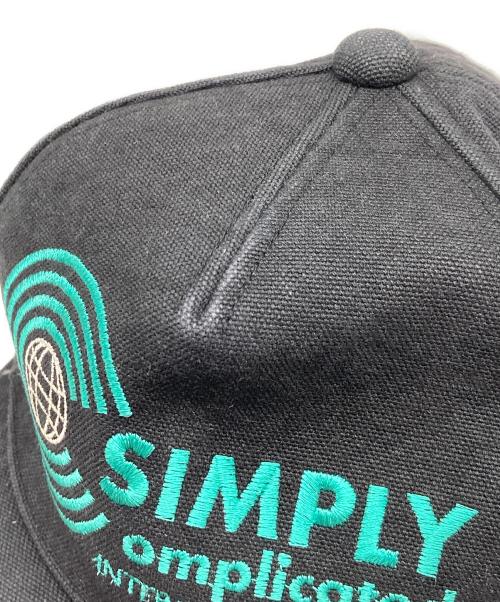 SIMPLY COMPLICATED（シンプリーコンプリケイティド）SIMPLY COMPLICATED (シンプリーコンプリケイティド) ロゴキャップ ブラックの古着・服飾アイテム