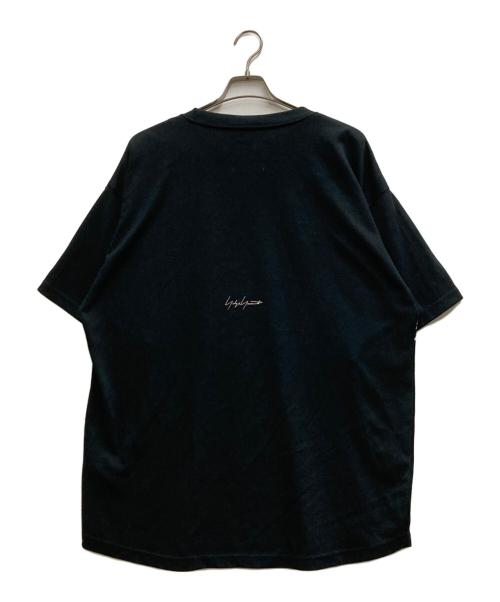 New Era（ニューエラ）New Era (ニューエラ) Yohji Yamamoto pour homme (ヨウジヤマモト プールオム) CROW PRINT ROUND HEM SHORT SLEEVES TEE ブラック サイズ:XLの古着・服飾アイテム
