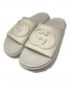 GUCCIグッチ）の古着「インターロッキングG スライドサンダル」｜ホワイト