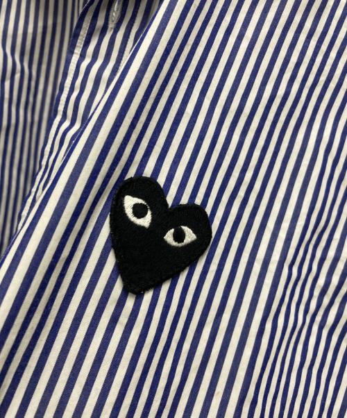 PLAY COMME des GARCONS（プレイコムデギャルソン）PLAY COMME des GARCONS (プレイコムデギャルソン) ハートワッペンストライプシャツ ブルー×ホワイト サイズ:Ⅿの古着・服飾アイテム