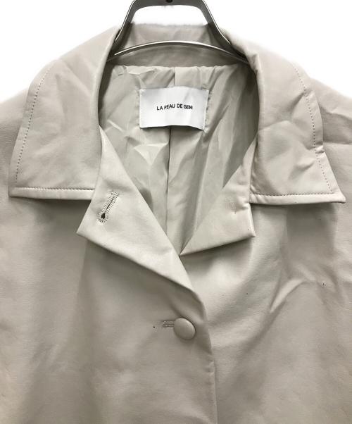 la peau de gem（ラポドゥジェム）la peau de gem (ラポドゥジェム) eco leather jacket ベージュ サイズ:FREEの古着・服飾アイテム