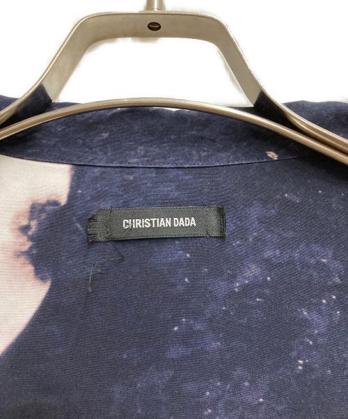 CHRISTIAN DADA（クリスチャンダダ）CHRISTIAN DADA (クリスチャンダダ) ARAKI PRINT OPEN COLLAR LONG SLEEVE SHIRT ネイビー サイズ:46の古着・服飾アイテム