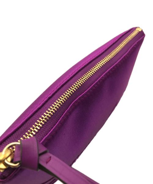 JIMMY CHOO（ジミーチュウ）JIMMY CHOO (ジミーチュウ) サテンロゴポーチ パープルの古着・服飾アイテム