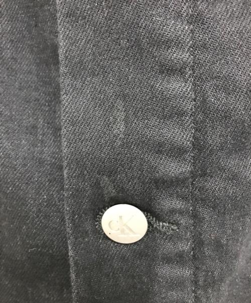 Calvin Klein Jeans（カルバンクラインジーンズ）Calvin Klein Jeans (カルバンクラインジーンズ) ロゴブラックデニムジャケット ブラック サイズ:Sの古着・服飾アイテム