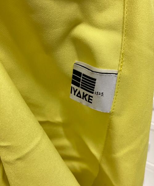 132 5. ISSEY MIYAKE（132 5. イッセイ ミヤケ）132 5. ISSEY MIYAKE (132 5. イッセイ ミヤケ) アシンメトリーボタンブラウス イエロー サイズ:3の古着・服飾アイテム