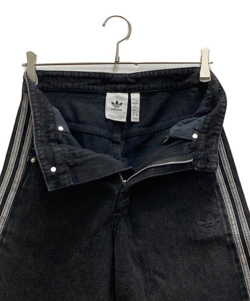 adidas（アディダス）adidas (アディダス) DENIM FIREBIRD SHORTS ブラック サイズ:28の古着・服飾アイテム