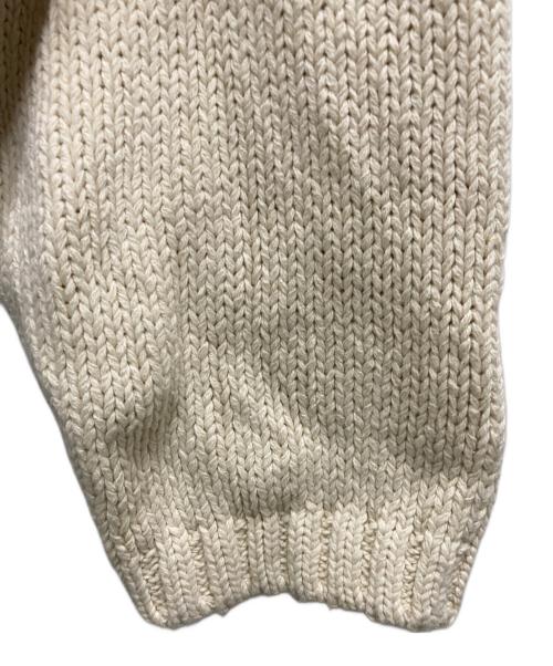 stussy（ステューシー）stussy (ステューシー) EMBROIDERED V-NECK LOGO SWEATER ベージュ サイズ:Ⅿの古着・服飾アイテム