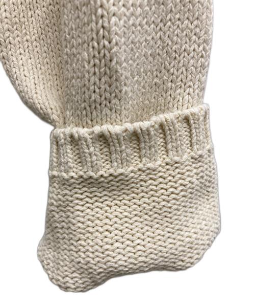 stussy（ステューシー）stussy (ステューシー) EMBROIDERED V-NECK LOGO SWEATER ベージュ サイズ:Ⅿの古着・服飾アイテム