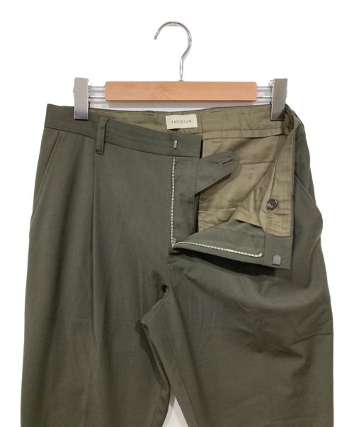 FACTOTUM（ファクトタム）FACTOTUM (ファクトタム) T/W 2WAY ストレッチワンタックテーパードスラックス オリーブ サイズ:46の古着・服飾アイテム