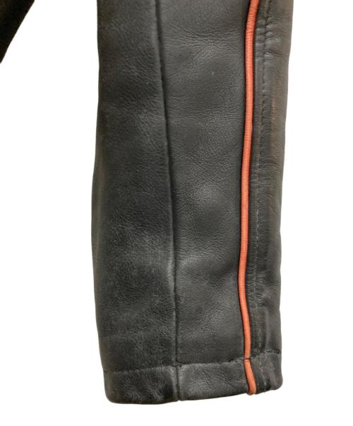 HARLEY-DAVIDSON（ハーレーダビッドソン）HARLEY-DAVIDSON (ハーレーダビッドソン) ジップアップレザージャケット 金赤糸刺繍 ブラック サイズ:Lの古着・服飾アイテム