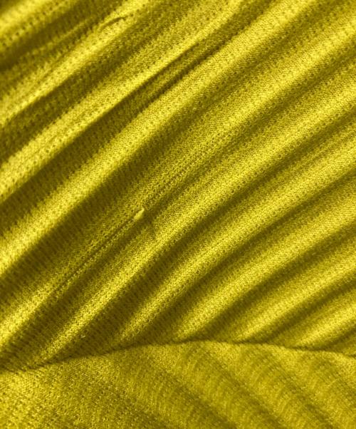 HOMME PLISSE ISSEY MIYAKE（オム プリッセ イッセイ ミヤケ）HOMME PLISSE ISSEY MIYAKE (オム プリッセ イッセイ ミヤケ) プリーツシャツ イエロー サイズ:2の古着・服飾アイテム