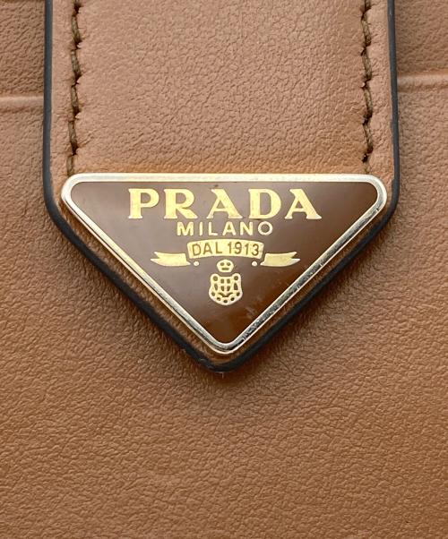 PRADA（プラダ）PRADA (プラダ) シティカーフコンパクトウォレット ブラウンの古着・服飾アイテム